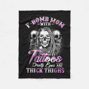 F-Bomb-Mama mit Tattoos, Hübsche Augen und dick Fleecedecke