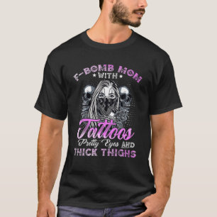 F-Bomb-Mama mit Tattoos, Hübsche Augen und dick T-Shirt