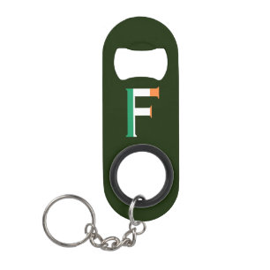 F Monogram überlagert sich auf irischer Flagge Mini Flaschenöffner