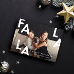 Fa La Bold Letters Minimalistisch Modernes Foto Feiertagskarte<br><div class="desc">FA LA LA, oh was für eine wunderbare Zeit des Jahres! Mit unserer modernen Ferienkarte à la carte können Sie Ihren Urlaub bei Freunden und Familie verbringen. Einfaches, minimalmodernes Design mit einem vollen Foto, das mutig mit einem fett gedruckten Fa La Buchstaben dargestellt wird, überlagert das Foto. Personalisieren Sie sich...</div>