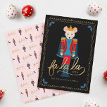 Fa La Christmas Nutcracker Mouse King Feiertagskarte<br><div class="desc">Senden Sie diese wunderschöne, skurrile und magische Weihnachtskarte an Ihre Freunde und Familie in dieser Ferienzeit. Wir haben alle Illustrationen und Typografien handgemalt, die Sie in dieser Urlaubskarte sehen. Unser Design zeigt unseren schönen Nussknaben-Mausklick mit einem rot-blauen Anzug mit goldenen Akzenten und einer marineblauen Kappe. Imitate goldene Rahmen mit dekorativen...</div>