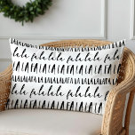 FA LA LA Black & White Typographic Christmas Carol Lendenkissen<br><div class="desc">Feiern Sie die magische und festliche Urlaubssaison mit unseren individuell gestalteten Kissen. Unser modernes,  minimalistisches,  schwarz-weißes Urlaubsdesign zeichnet sich durch ein feines typografisches Design mit verschiedenen Drehbüchern und san Serif-Schriftart aus,  um dieses moderne Weihnachtsmusterkissen zu kreieren.</div>