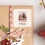 FA LA LABRADOR DOG CHRISTMAS MURRY QUADRATISCHER AUFKLEBER<br><div class="desc">Auf der diesjährigen Feiertagsparty mit der VINTAGEN PET STICKER TAG mit einem Retro-Bild eines braunen Labradors und einem Golden Retriever in Weihnachtsmannmütze auf einem Vintagen roten LKW mit Zitat "FA LA LA LA LA LABRADOR". Fügen Sie mithilfe der Vorlage eine persönliche Touch mit einer benutzerdefinierten Meldung auf der Rückseite hinzu....</div>