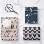 FA LA Navy & Pink Typografic Christmas Carol Geschenkpapier Set<br><div class="desc">Feiern Sie die magische und festliche Urlaubssaison mit unseren maßgeschneiderten Verpackungspapierblättern. Unsere modernen marineblauen und rot rosa minimalistischen Urlaubsdesigns zeichnen sich durch ein gewagtes typografisches Design "Fa La La" mit einem anderen Drehbuch und san serif Schriftart aus, um dieses moderne Weihnachtsmuster Verpackungspapier zu schaffen. Das zweite Wrackblatt mit einer fett-marinierten...</div>