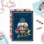 Fa La Nutcracker Weihnachtsfamilie Foto Snow Globe Folien Feiertagskarte<br><div class="desc">Schicken Sie diese wunderschöne, skurrile und magische Weihnachtskarte für Ihr Foto in dieser Ferienzeit an Ihre Freunde und Familie. Wir haben alle Illustrationen und Typografien handgemalt, die Sie in dieser Urlaubskarte sehen. Unser Design bietet eine schöne Vintage Schneeschuhlobe, fügen Sie Ihr Foto in die Schneeglobe hinein. Rote Blume, heilig und...</div>