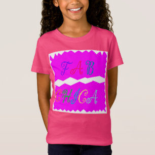 Fab Chica Logo auf einem hübschen, lebhaften, rosa T-Shirt