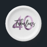 Fabelhafter 40. | moderner Chic-lila lila Pappteller<br><div class="desc">Feiern Sie Ihr fabelhafter Chic 40. Geburtstags-Party mit diesem modernen,  eleganten Cocktail-Party-Teller mit Bürstenhandbeschriftung und lila Lila/Schwarzentwurf. Teil der "fabelhaften 40." Sammlung.</div>