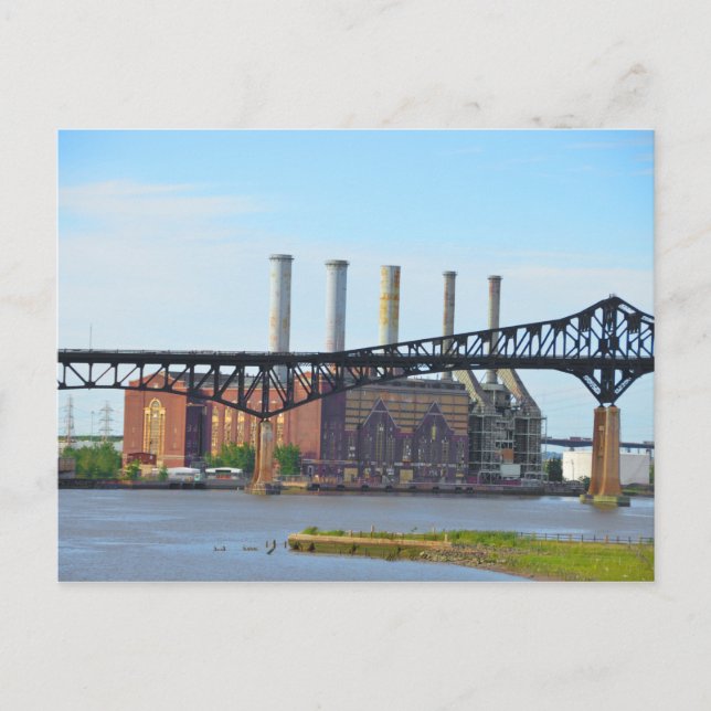 Fabrik hinter der Bridge-Postkarte Postkarte (Vorderseite)