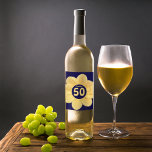 Fabulous 50. Geburtstag Blau und Gelb Blüte Weinetikett<br><div class="desc">Wird es Rotwein oder Weißwein sein? Mit diesen selbstklebenden Weinflaschen-Etiketten,  die auf blauen Untergründen ein Foto der gelben Dahlia-Blume zeigen,  können Sie sich bei einem 50. Geburtstagsfeier vergnügen. Sie können das Alter auf dem Etikett ändern,  falls gewünscht. Suchen Sie nach anderen passenden Party-Artikeln im Geschäft.</div>