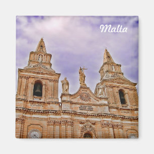 Façade der Kirche in Mellieha Dorf in Malta Magnet