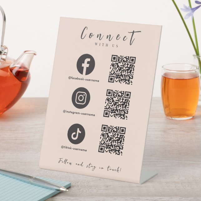 Facebook Instagram Tiktok QR Code Soft Peach Sockelschild (In Situ)