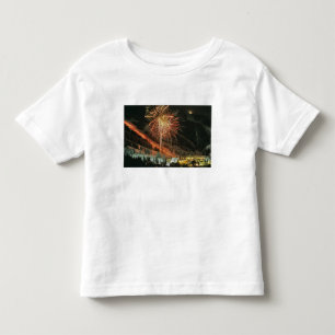 Fackelzug und Feuerwerk im Winter Kleinkind T-shirt