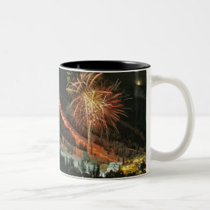 Fackelzug und Feuerwerk im Winter Zweifarbige Tasse