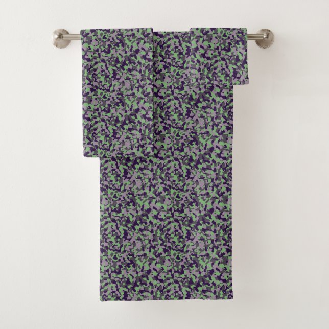 faded green and violet camo abstract badhandtuch set (Insitu)