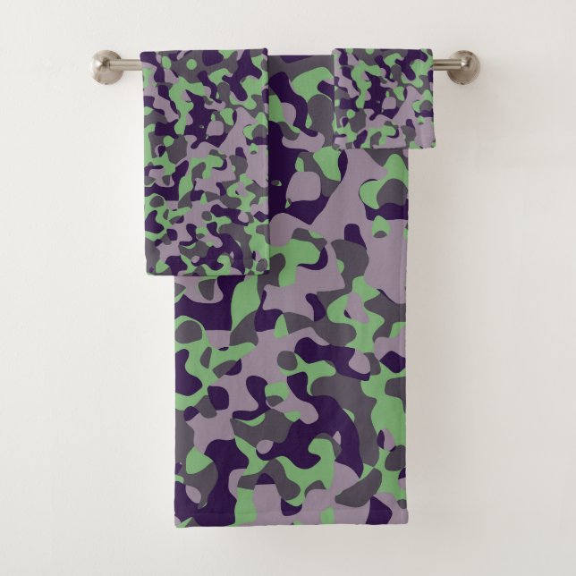 faded green and violet camo abstract badhandtuch set (Insitu)