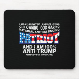 Fahne schwingt rot weiß und blau gegen Trump Mousepad