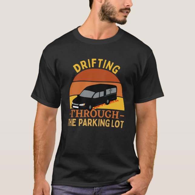 Fahren durch den Parkplatz Lot Begräbniswagen T-Shirt (Vorderseite)