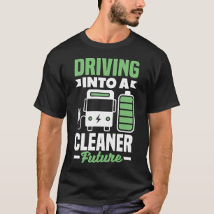 Fahren in ein saubereres zukünftiges Elektrofahrze T-Shirt