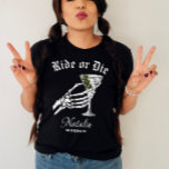 Fahren oder Die bis zum Tod machen wir Party Bache T-Shirt<br><div class="desc">Machen Sie sich mit einer Touch gotischen Flairs mit unserem Personalisierten "Ride Or Die" Shirt fertig, das für eine Bachelorette "Til Death Do We Party" konzipiert wurde. Dieses Shirt ist die perfekte Wahl für einen gotischen Hochzeitsfeier-Junggeselinnen-Abschied, mit einer kühnen Skelettbridgrafik und dem spielerischen Slogan "bis zum Tod tun wir Party"....</div>