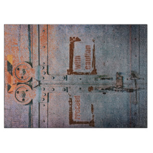 Fahren Sie mit der Vorsicht blau-grauen Industriet Schneidebrett