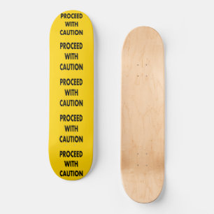 Fahren Sie mit Vorsicht fort Skateboard