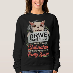 Fahren Sie vorsichtig mit einem Chihuahua da drauß Sweatshirt