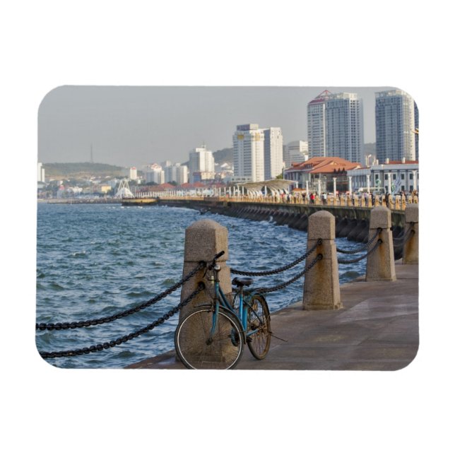 Fahrrad am Wasser mit der Skyline der Stadt Yantai Magnet (Horizontal)