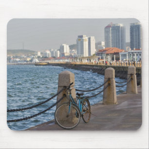Fahrrad am Wasser mit der Skyline der Stadt Yantai Mousepad
