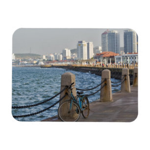 Fahrrad an der Küste mit Yantai City Skyline, Magnet