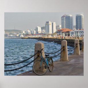 Fahrrad an der Küste mit Yantai City Skyline, Poster