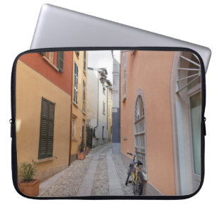FAHRRAD AN DER MAUER IN DER GASSE ABGESTELLT LAPTOPSCHUTZHÜLLE