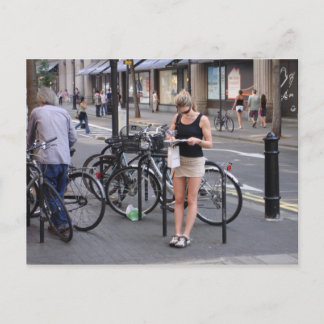 Fahrrad ein Minirock Postkarte
