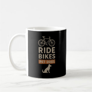 Fahrrad fahren Hunde streicheln Lustiges Radfahren Kaffeetasse