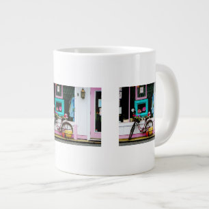 Fahrrad mit antikem Shop Jumbo-Tasse