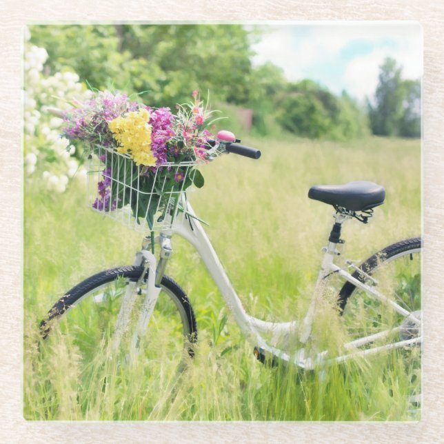 Fahrrad mit Korb der Blume auf der Wiese Glasuntersetzer (Vorderseite)