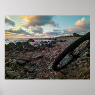 Fahrrad parkt am Felsstrand Poster
