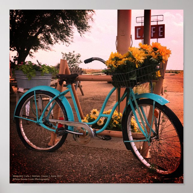 Fahrrad und Sonnenblumen im Café Midpoint, Route 6 Poster (Vorne)