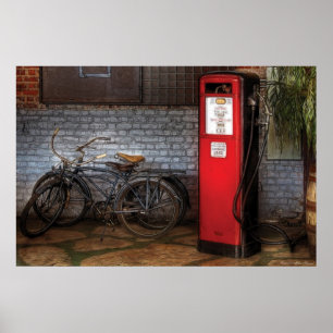 Fahrrad - zwei Fahrräder und eine Gas-Pumpe Poster