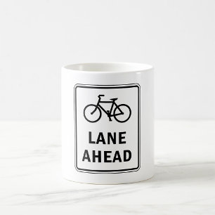 Fahrradbahn vor dem Schild Straßenverkehrssicherhe Kaffeetasse