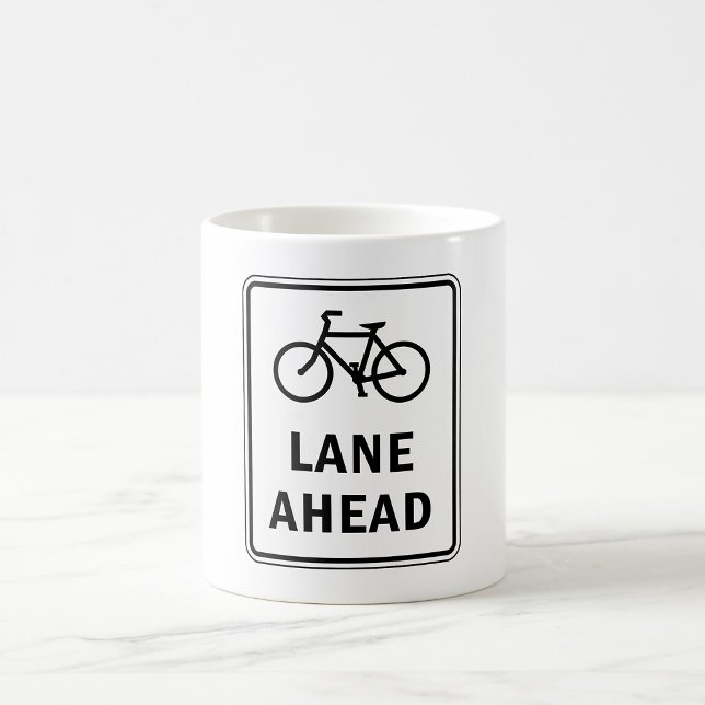 Fahrradbahn vor dem Schild Straßenverkehrssicherhe Kaffeetasse (Von Creator hochgeladen)