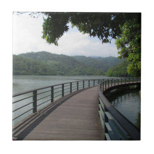 Fahrradbrücke über Wasser Fliese