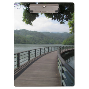 Fahrradbrücke über Wasser Klemmbrett