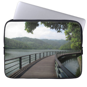 Fahrradbrücke über Wasser Laptopschutzhülle