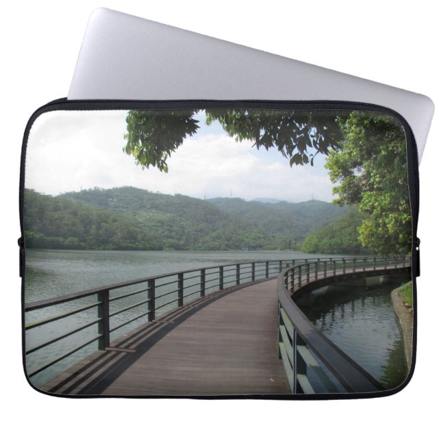Fahrradbrücke über Wasser Laptopschutzhülle (Vorderseite)