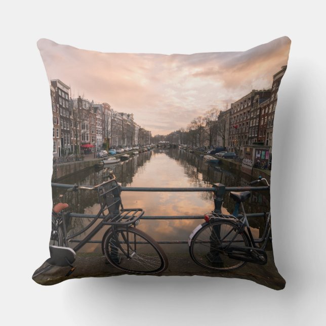 Fahrräder am Sonnenuntergang in Amsterdam Kissen (Vorderseite)