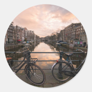 Fahrräder am Sonnenuntergang in Amsterdam Runder Aufkleber