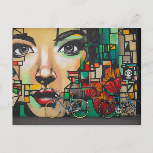 Fahrräder an der Graffiti-Wand Postkarte (Vorderseite)