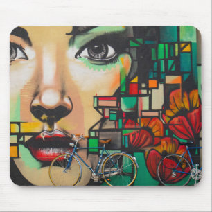 Fahrräder an Graffiti-Wand Mousepad