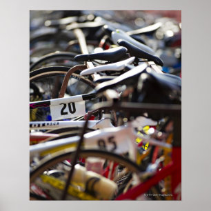 Fahrräder auf dem Rack bei einem Triathlon-Rennen  Poster