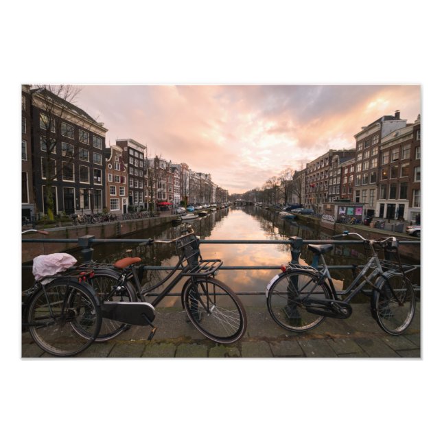 Fahrräder bei Sonnenuntergang in Amsterdam Fotodruck (Vorne)